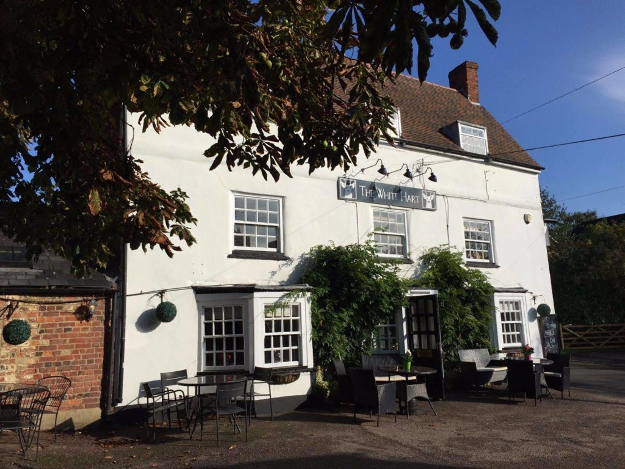 Готель The White Hart Sherington Екстер'єр фото