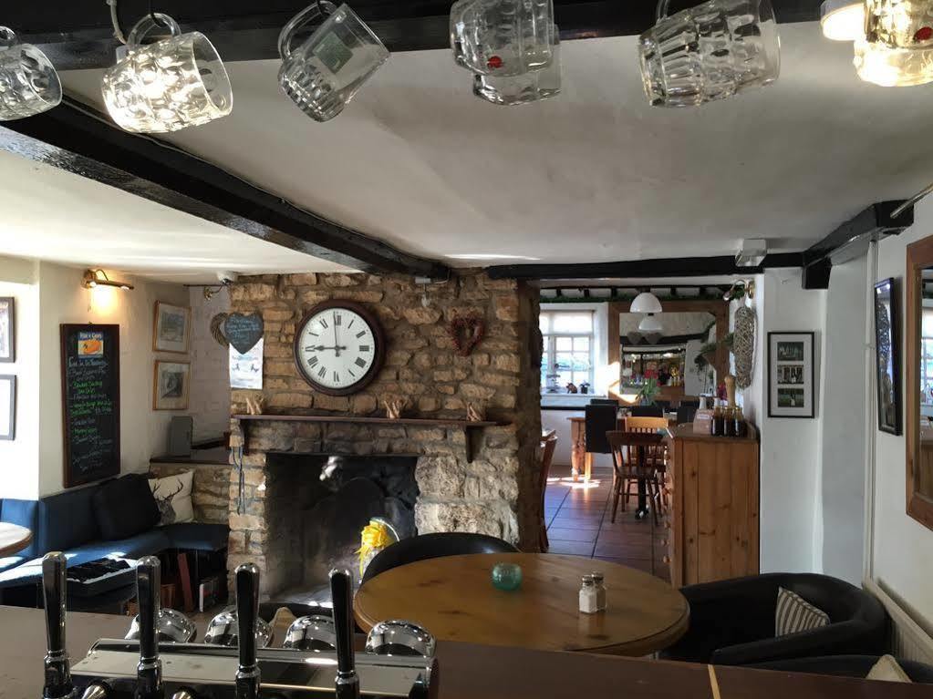 Готель The White Hart Sherington Екстер'єр фото